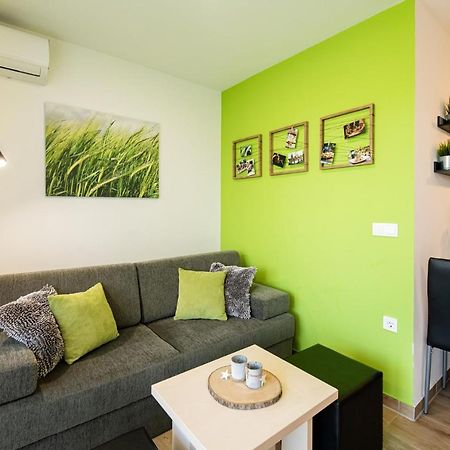 Apartmaji Banonia " Poletni Vetrc " Banovci Exteriör bild